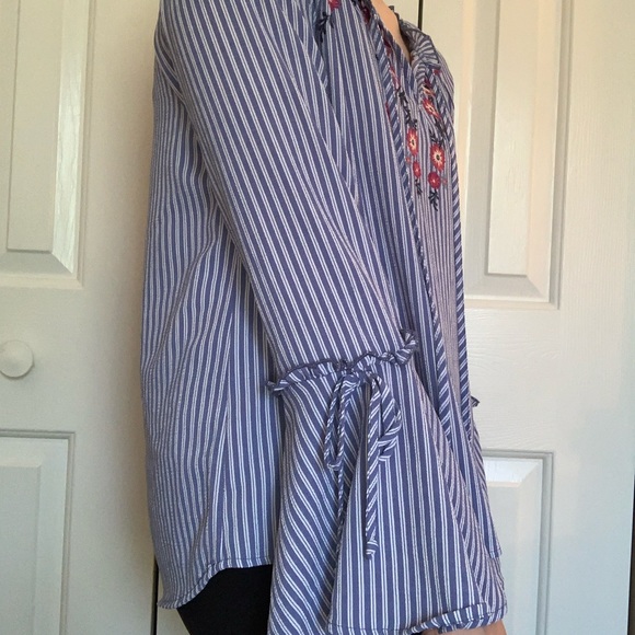 Blue and white striped blouse - Picture 2 of 4